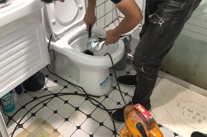 平顺马桶堵塞自己疏通还是找师傅?专业上门服务让你省时更省心